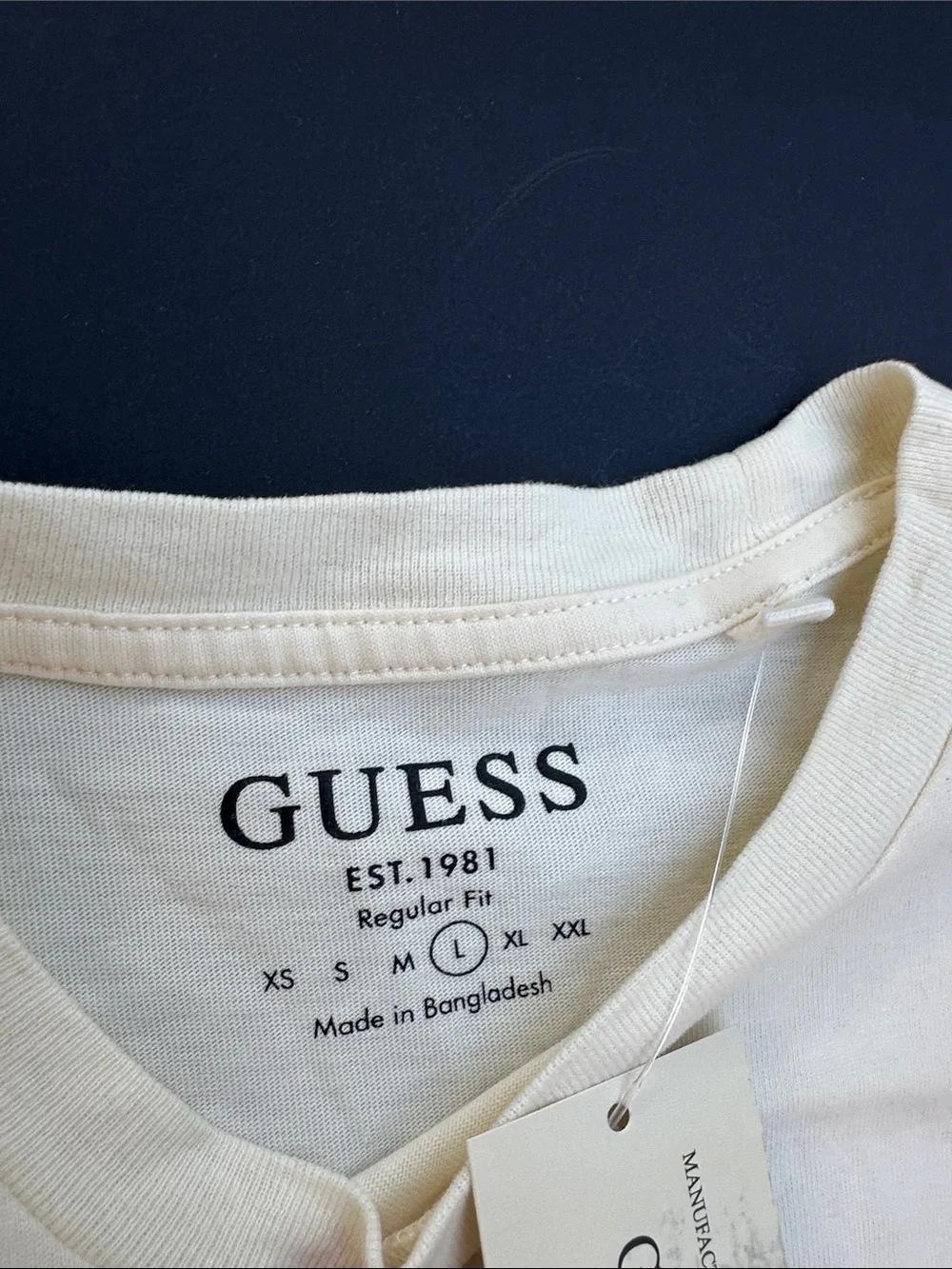 New GUESS White Short-Sleeve Tee with Tropical Crest Graphic SZ L - Picture 8 of 9